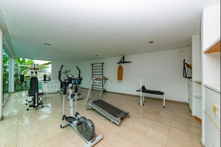 Casa à venda com 700m², 4 quartos e 6 vagas Casa à venda com 700m², 4 quartos e 6 vagasAcademia