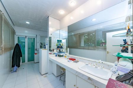 Casa à venda com 700m², 4 quartos e 6 vagas Casa à venda com 700m², 4 quartos e 6 vagasBanheiro da Suíte 1