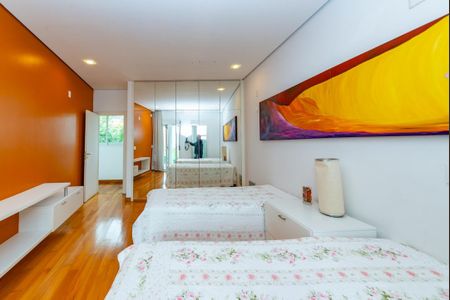 Casa à venda com 700m², 4 quartos e 6 vagas Casa à venda com 700m², 4 quartos e 6 vagasSuíte 2