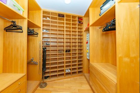 Casa à venda com 700m², 4 quartos e 6 vagas Casa à venda com 700m², 4 quartos e 6 vagasCloset da suíte 1