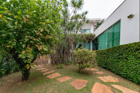 Casa à venda com 700m², 4 quartos e 6 vagas Casa à venda com 700m², 4 quartos e 6 vagasQuintal