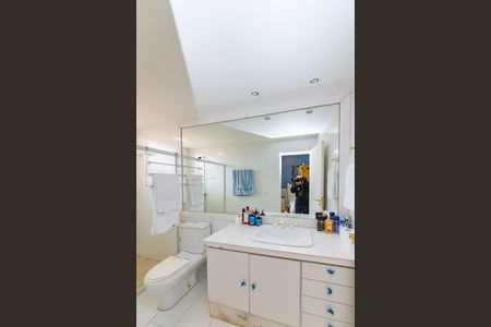 Casa à venda com 700m², 4 quartos e 6 vagas Casa à venda com 700m², 4 quartos e 6 vagasBanheiro da Suíte 4