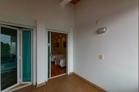 Casa à venda com 700m², 4 quartos e 6 vagas Casa à venda com 700m², 4 quartos e 6 vagasVaranda das Suíte 2 e 3