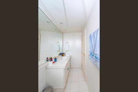 Casa à venda com 700m², 4 quartos e 6 vagas Casa à venda com 700m², 4 quartos e 6 vagasBanheiro da Suíte 4