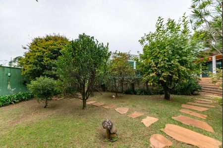 Casa à venda com 700m², 4 quartos e 6 vagas Casa à venda com 700m², 4 quartos e 6 vagasQuintal