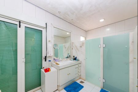 Casa à venda com 700m², 4 quartos e 6 vagas Casa à venda com 700m², 4 quartos e 6 vagasBanheiro da Suíte 1