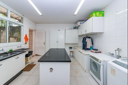 Casa à venda com 700m², 4 quartos e 6 vagas Casa à venda com 700m², 4 quartos e 6 vagasÁrea de Serviço