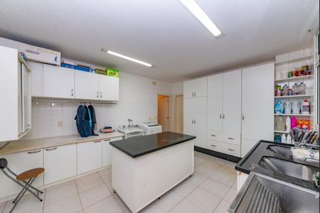 Casa à venda com 700m², 4 quartos e 6 vagas Casa à venda com 700m², 4 quartos e 6 vagasÁrea de Serviço