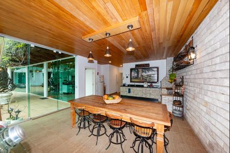 Casa à venda com 700m², 4 quartos e 6 vagas Casa à venda com 700m², 4 quartos e 6 vagasÁrea gourmet