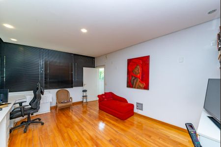 Casa à venda com 700m², 4 quartos e 6 vagas Casa à venda com 700m², 4 quartos e 6 vagasEscritório