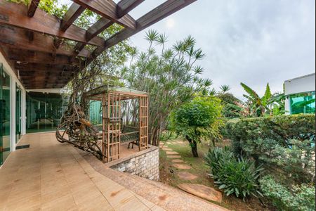 Casa à venda com 700m², 4 quartos e 6 vagas Casa à venda com 700m², 4 quartos e 6 vagasVaranda