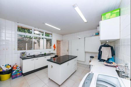 Casa à venda com 700m², 4 quartos e 6 vagas Casa à venda com 700m², 4 quartos e 6 vagasÁrea de Serviço