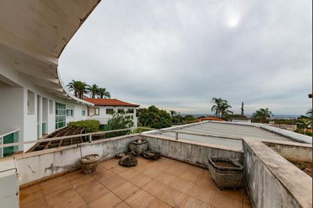 Casa à venda com 700m², 4 quartos e 6 vagas Casa à venda com 700m², 4 quartos e 6 vagasVaranda do Escritório