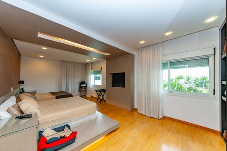 Casa à venda com 700m², 4 quartos e 6 vagas Casa à venda com 700m², 4 quartos e 6 vagasSuíte 1