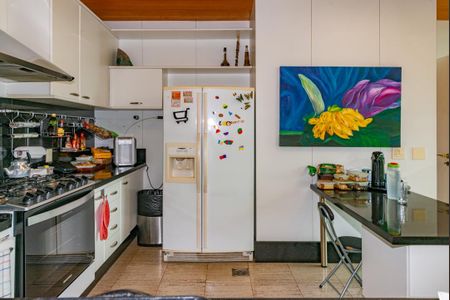 Casa à venda com 700m², 4 quartos e 6 vagas Casa à venda com 700m², 4 quartos e 6 vagasCozinha