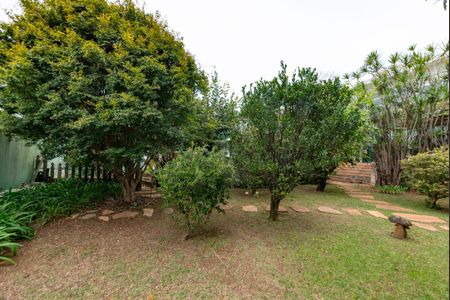 Casa à venda com 700m², 4 quartos e 6 vagas Casa à venda com 700m², 4 quartos e 6 vagasQuintal