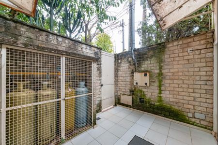 Casa à venda com 700m², 4 quartos e 6 vagas Casa à venda com 700m², 4 quartos e 6 vagasÁrea de Serviço