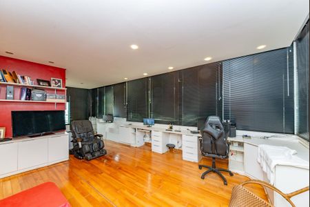 Casa à venda com 700m², 4 quartos e 6 vagas Casa à venda com 700m², 4 quartos e 6 vagasEscritório