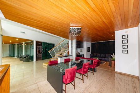 Casa à venda com 700m², 4 quartos e 6 vagas Casa à venda com 700m², 4 quartos e 6 vagasSala 1