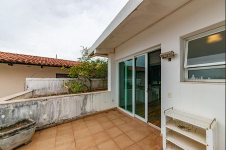 Casa à venda com 700m², 4 quartos e 6 vagas Casa à venda com 700m², 4 quartos e 6 vagasVaranda do Escritório