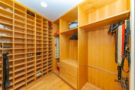 Casa à venda com 700m², 4 quartos e 6 vagas Casa à venda com 700m², 4 quartos e 6 vagasCloset da suíte 1