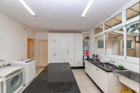 Casa à venda com 700m², 4 quartos e 6 vagas Casa à venda com 700m², 4 quartos e 6 vagasÁrea de Serviço