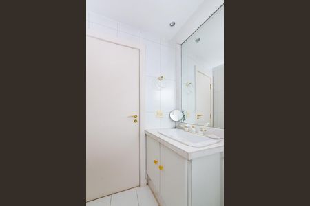 Casa à venda com 700m², 4 quartos e 6 vagas Casa à venda com 700m², 4 quartos e 6 vagasBanheiro da Suíte 2