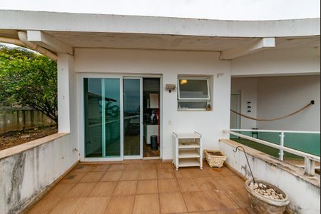 Casa à venda com 700m², 4 quartos e 6 vagas Casa à venda com 700m², 4 quartos e 6 vagasVaranda do Escritório