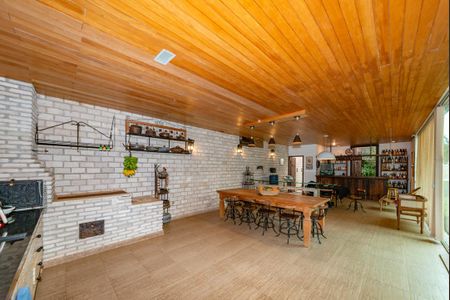 Casa à venda com 700m², 4 quartos e 6 vagas Casa à venda com 700m², 4 quartos e 6 vagasÁrea gourmet