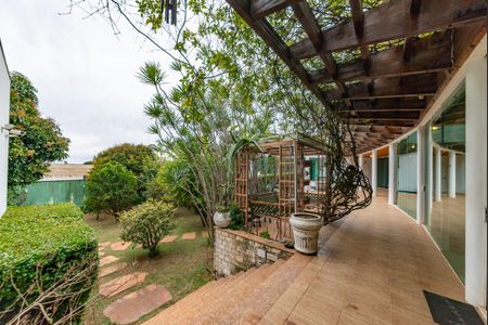 Casa à venda com 700m², 4 quartos e 6 vagas Casa à venda com 700m², 4 quartos e 6 vagasVaranda