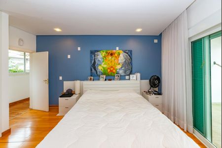 Casa à venda com 700m², 4 quartos e 6 vagas Casa à venda com 700m², 4 quartos e 6 vagasSuíte 4