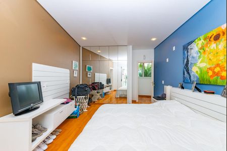 Casa à venda com 700m², 4 quartos e 6 vagas Casa à venda com 700m², 4 quartos e 6 vagasSuíte 4