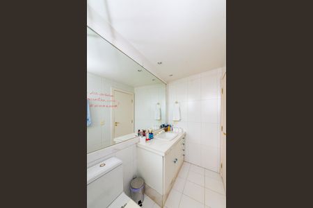 Casa à venda com 700m², 4 quartos e 6 vagas Casa à venda com 700m², 4 quartos e 6 vagasBanheiro da Suíte 4