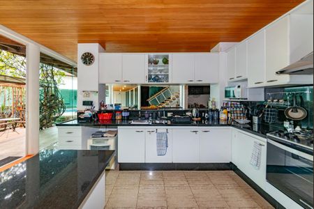 Casa à venda com 700m², 4 quartos e 6 vagas Casa à venda com 700m², 4 quartos e 6 vagasCozinha