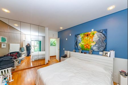 Casa à venda com 700m², 4 quartos e 6 vagas Casa à venda com 700m², 4 quartos e 6 vagasSuíte 4