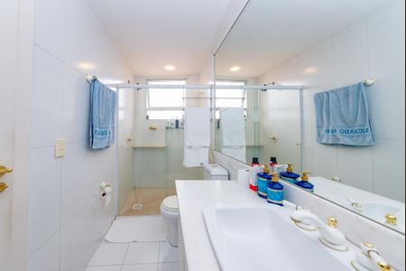 Casa à venda com 700m², 4 quartos e 6 vagas Casa à venda com 700m², 4 quartos e 6 vagasBanheiro da Suíte 4