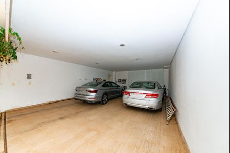 Casa à venda com 700m², 4 quartos e 6 vagas Casa à venda com 700m², 4 quartos e 6 vagasGaragem