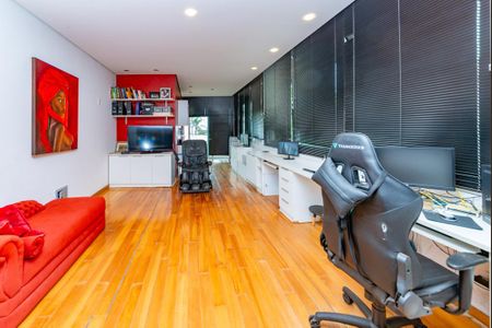 Casa à venda com 700m², 4 quartos e 6 vagas Casa à venda com 700m², 4 quartos e 6 vagasEscritório