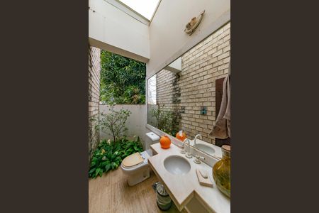 Casa à venda com 700m², 4 quartos e 6 vagas Casa à venda com 700m², 4 quartos e 6 vagasLavabo 3