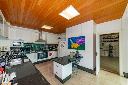 Casa à venda com 700m², 4 quartos e 6 vagas Casa à venda com 700m², 4 quartos e 6 vagasCozinha