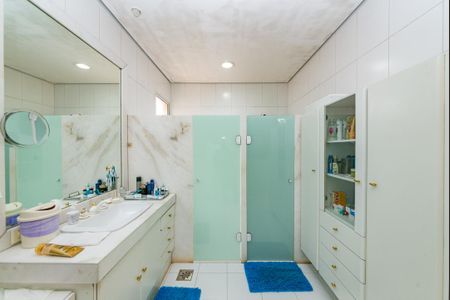 Casa à venda com 700m², 4 quartos e 6 vagas Casa à venda com 700m², 4 quartos e 6 vagasBanheiro da Suíte 1