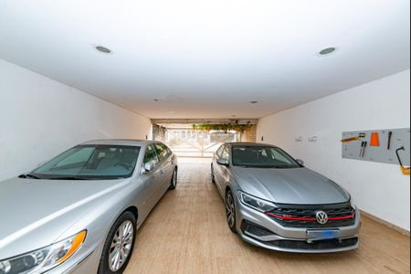 Casa à venda com 700m², 4 quartos e 6 vagas Casa à venda com 700m², 4 quartos e 6 vagasGaragem