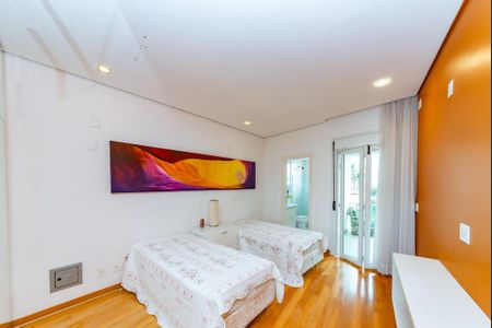 Casa à venda com 700m², 4 quartos e 6 vagas Casa à venda com 700m², 4 quartos e 6 vagasSuíte 2