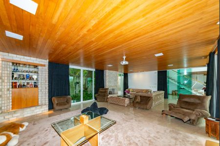 Casa à venda com 700m², 4 quartos e 6 vagas Casa à venda com 700m², 4 quartos e 6 vagasSala 3