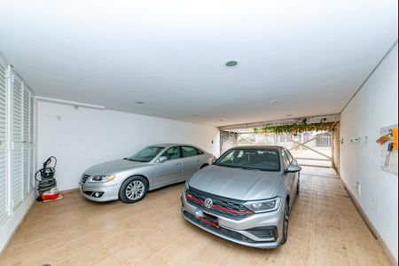 Casa à venda com 700m², 4 quartos e 6 vagas Casa à venda com 700m², 4 quartos e 6 vagasGaragem