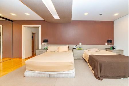 Casa à venda com 700m², 4 quartos e 6 vagas Casa à venda com 700m², 4 quartos e 6 vagasSuíte 1