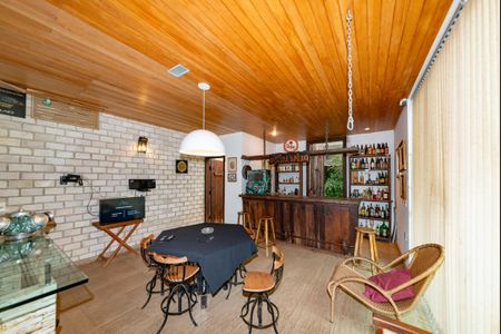 Casa à venda com 700m², 4 quartos e 6 vagas Casa à venda com 700m², 4 quartos e 6 vagasÁrea gourmet