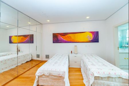 Casa à venda com 700m², 4 quartos e 6 vagas Casa à venda com 700m², 4 quartos e 6 vagasSuíte 2