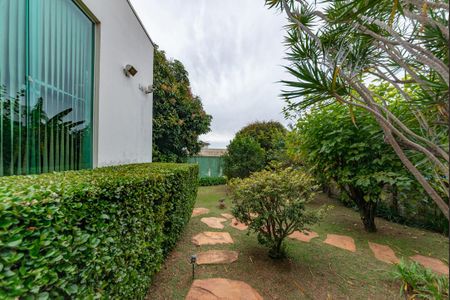 Casa à venda com 700m², 4 quartos e 6 vagas Casa à venda com 700m², 4 quartos e 6 vagasQuintal