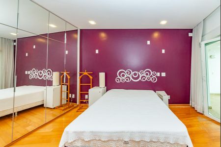 Casa à venda com 700m², 4 quartos e 6 vagas Casa à venda com 700m², 4 quartos e 6 vagasSuíte 3